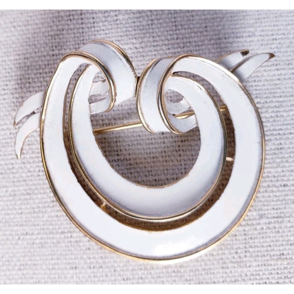 Vintage Crown Trifari White Enamel Gold Tone‎ Swirl Circular Brooch 1.5" - Picture 3 of 6